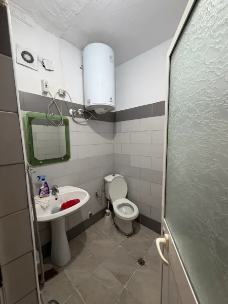 Tirane, jepet me qera garsonier 1+1+Aneks+Ballkon Kati 1, 50 m² 250 € (Stavri themeli)