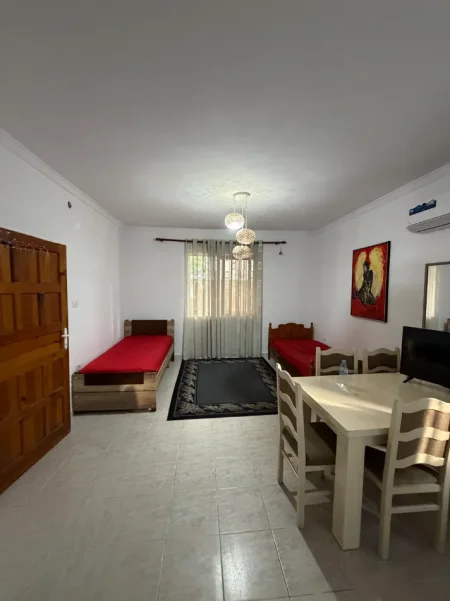 Tirane, jepet me qera garsonier 1+1+Aneks+Ballkon Kati 1, 50 m² 250 € (Stavri themeli)