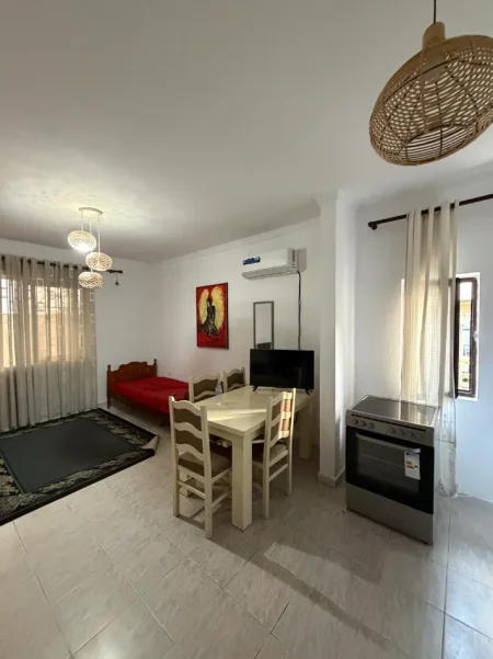 Tirane, jepet me qera garsonier 1+1+Aneks+Ballkon Kati 1, 50 m² 250 € (Stavri themeli)