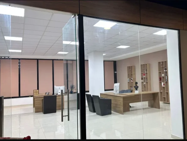 Jepet me Qera Ambient Biznesi Premium – Zyrë e Mobiluar në Zemër të Kamzës / Bulevardi Blu, 120 m²:
