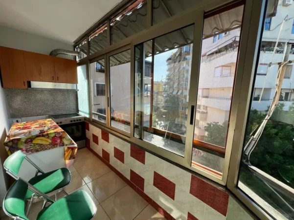 Tirane, jepet me qera apartament 3+1+2+Ballkon Kati 5, 115 m² 800 € (Bllok)
