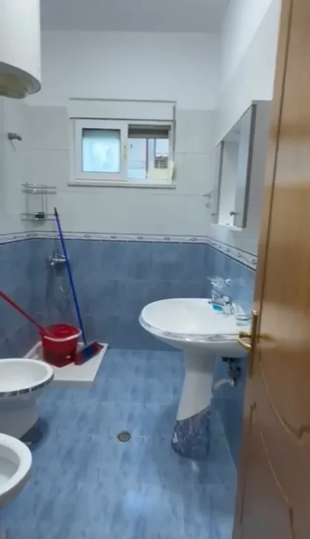 Tirane, jepet me qera apartament 1+1+Ballkon Kati 2, 60 m² 450 € (Rruga 5 Maji)