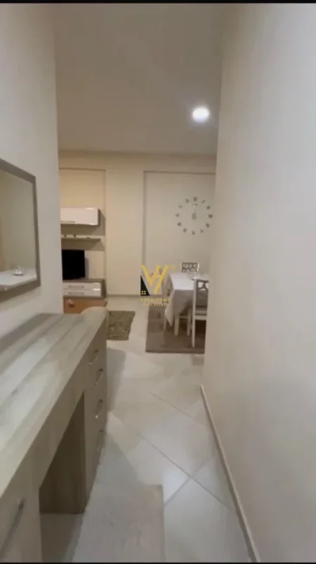Tirane, jepet me qera apartament 1+1+Ballkon Kati 1, 60 m² 420 € (FRESKU)
