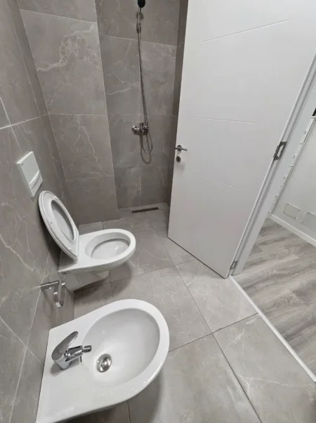 Tirane, jepet me qera apartament 1+1+Ballkon Kati 4, 62 m² 550 € (Laprake/Kompleksi E88)