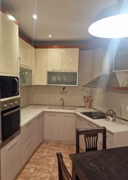 Tirane, jepet me qera apartament 2+1 Kati 5, 130 m² 900 € (RRUGA FORTUZI)