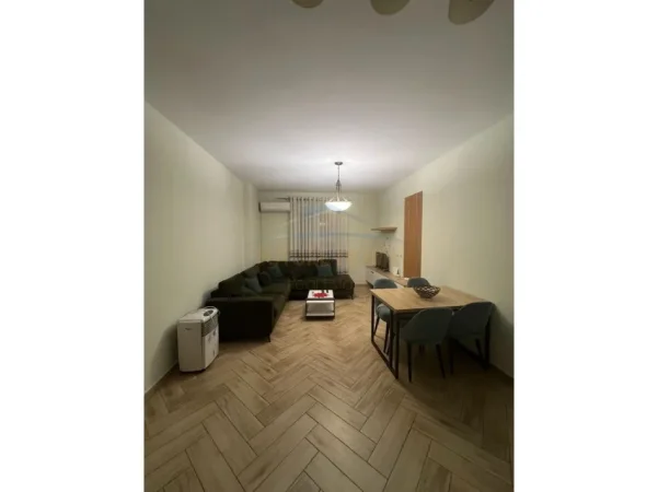 Tirane, jepet me qera apartament 1+1+Ballkon Kati 5, 63 m² 520 € 