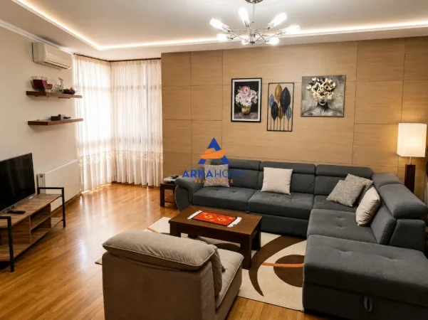 Tirane, jepet me qera apartament 2+1+Ballkon Kati 5, 130 m² 959 € 