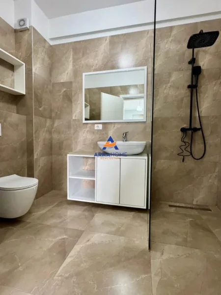 Tirane, jepet me qera apartament 2+1+Ballkon Kati 5, 130 m² 959 € 