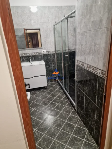 Tirane, jepet me qera apartament 2+1+Ballkon Kati 5, 130 m² 959 € 