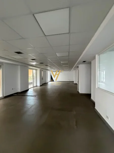 Tirane, jepet me qera zyre Kati 0, 448 m² 7.000 € (KOMUNA E PARISIT)