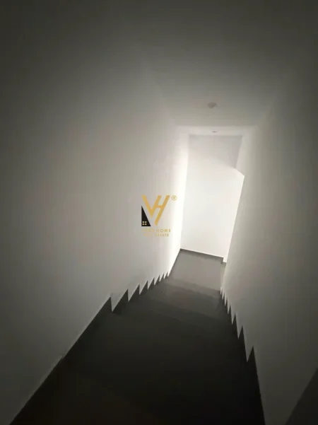 Tirane, jepet me qera zyre Kati 0, 448 m² 7.000 € (KOMUNA E PARISIT)