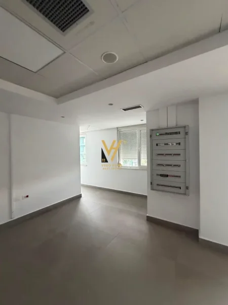 Tirane, jepet me qera zyre Kati 0, 448 m² 7.000 € (KOMUNA E PARISIT)
