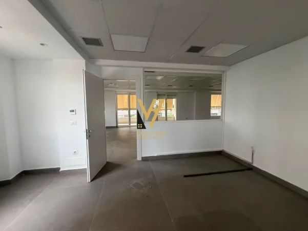 Tirane, jepet me qera zyre Kati 0, 448 m² 7.000 € (KOMUNA E PARISIT)