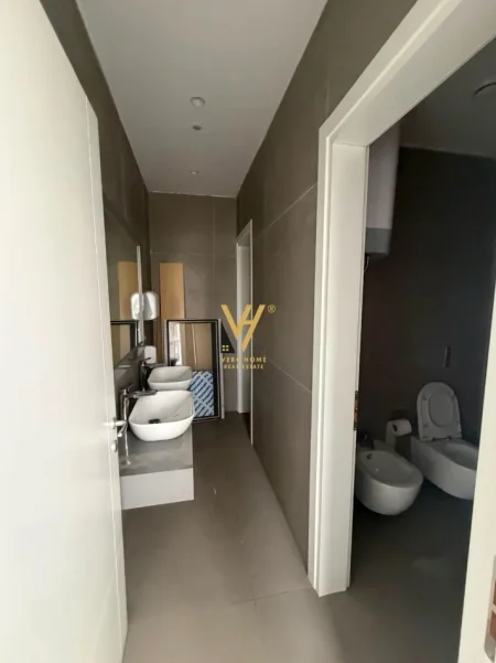 Tirane, jepet me qera zyre Kati 0, 448 m² 7.000 € (KOMUNA E PARISIT)