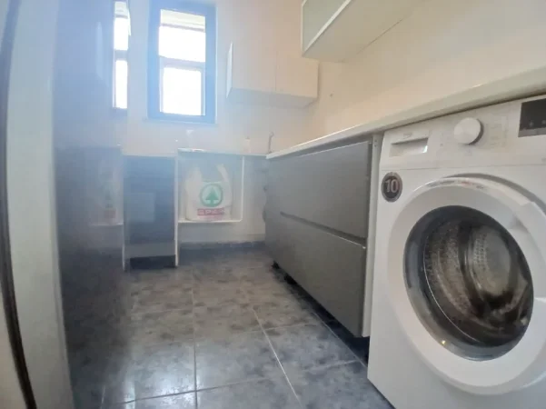 Tirane, jepet me qera apartament 1+1+Ballkon Kati 4, 65 m² 450 € (Boca caffe)