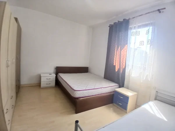 Tirane, jepet me qera apartament 1+1+Ballkon Kati 4, 65 m² 450 € (Boca caffe)