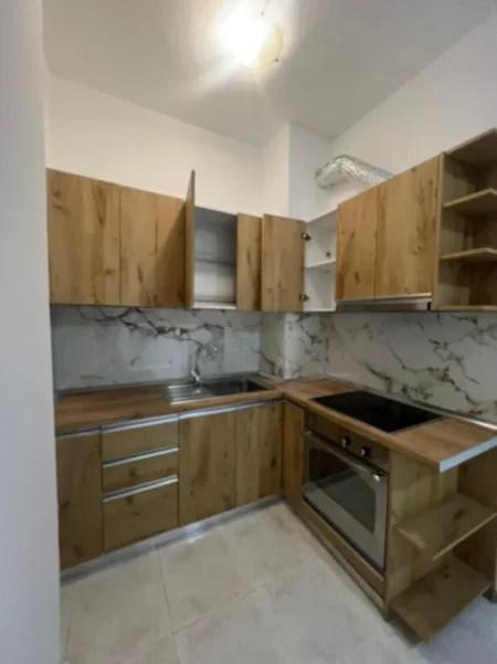 Shqiperi, jepet me qera apartament 2+1 Kati 1, 90 m² (ish parku i autobusave)