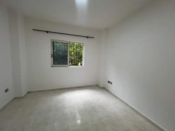 Shqiperi, jepet me qera apartament 2+1 Kati 1, 90 m² (ish parku i autobusave)
