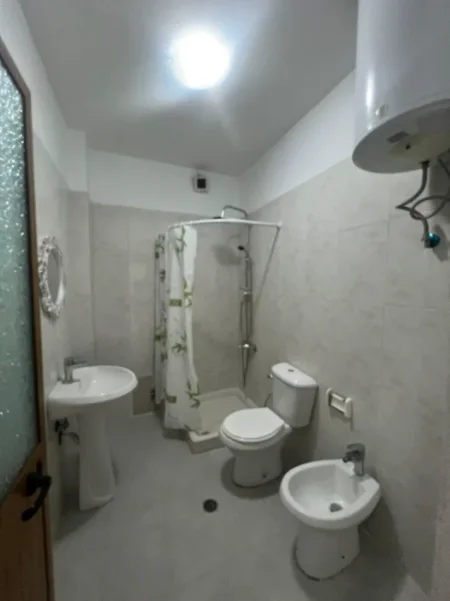 Shqiperi, jepet me qera apartament 2+1 Kati 1, 90 m² (ish parku i autobusave)