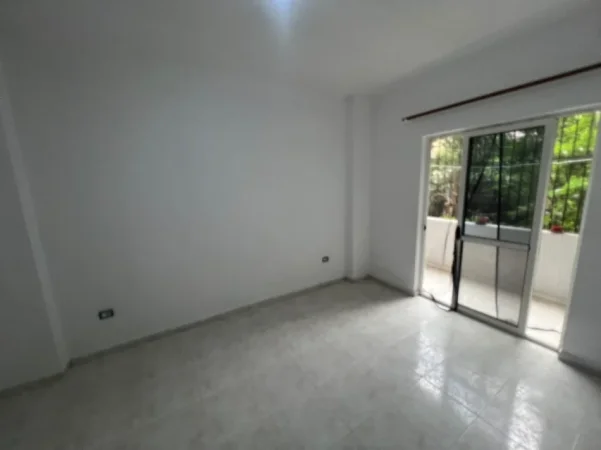 Shqiperi, jepet me qera apartament 2+1 Kati 1, 90 m² (ish parku i autobusave)