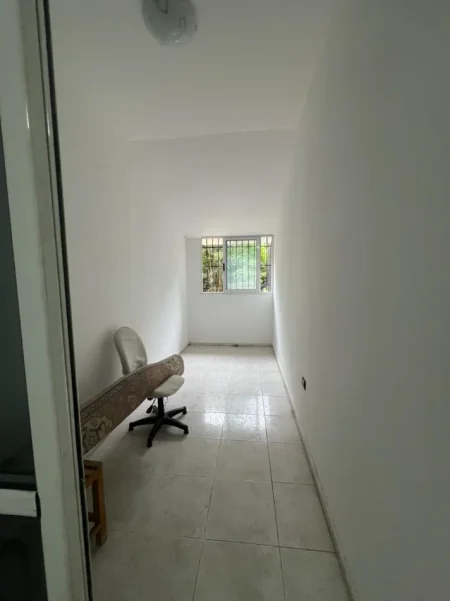 Shqiperi, jepet me qera apartament 2+1 Kati 1, 90 m² (ish parku i autobusave)