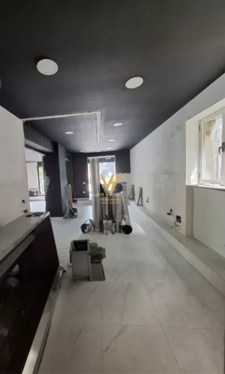 Tirane, jepet me qera dyqan Kati 0, 80 m² 3.100 € (21 DHJETORI)
