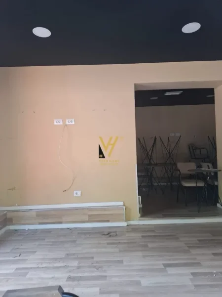 Tirane, jepet me qera dyqan Kati 0, 80 m² 3.100 € (21 DHJETORI)