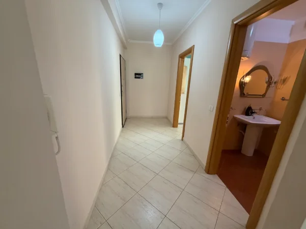 Tirane, jepet me qera apartament 2+1+Ballkon Kati 2, 580 € (Rruga Liqeni i Thate)