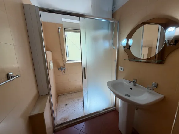 Tirane, jepet me qera apartament 2+1+Ballkon Kati 2, 580 € (Rruga Liqeni i Thate)