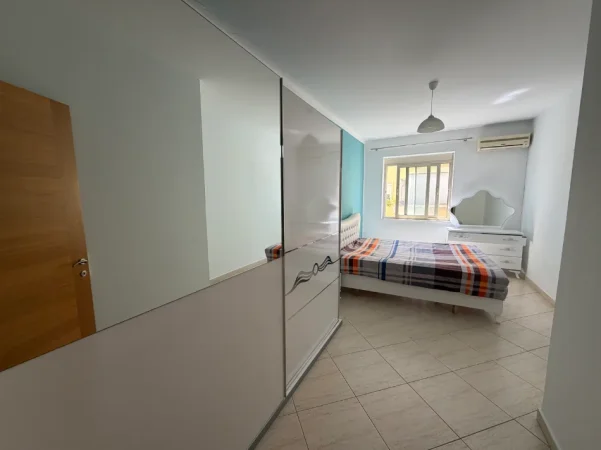 Tirane, jepet me qera apartament 2+1+Ballkon Kati 2, 580 € (Rruga Liqeni i Thate)