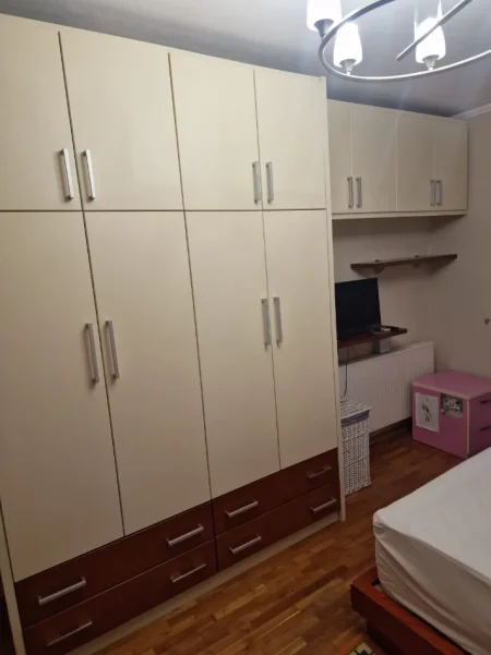Tirane, jepet me qera apartament 2+1+Ballkon Kati 5, 130 m² 900 € (Rruga e Barrikadave)