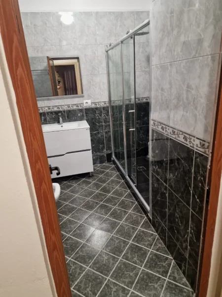 Tirane, jepet me qera apartament 2+1+Ballkon Kati 5, 130 m² 900 € (Rruga e Barrikadave)