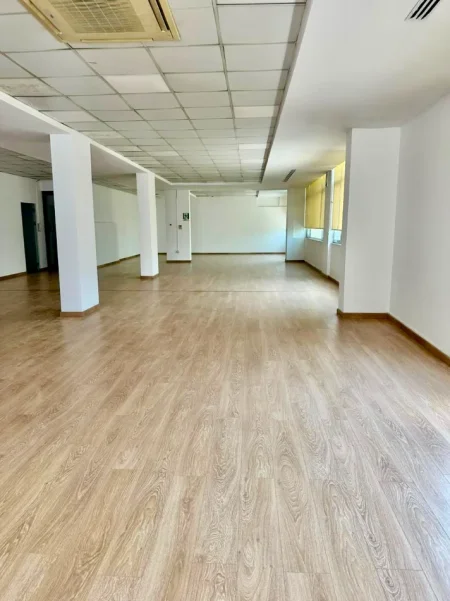 Tirane, jepet me qera ambjent biznesi Kati 1, 330 m² 4.500 € (Bllok , Sheshi Willson)