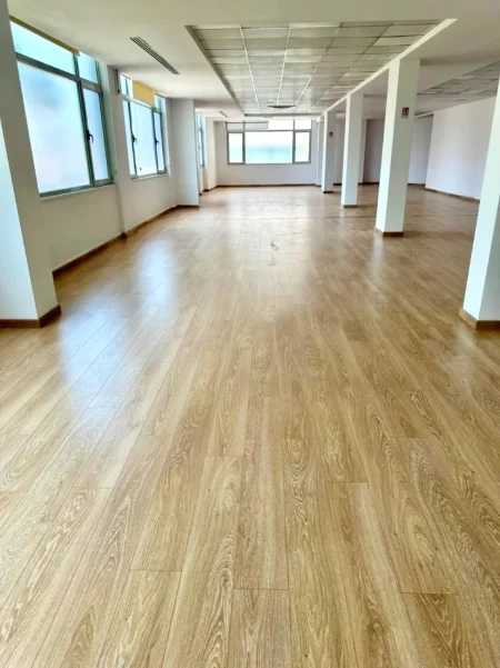 Tirane, jepet me qera ambjent biznesi Kati 1, 330 m² 4.500 € (Bllok , Sheshi Willson)