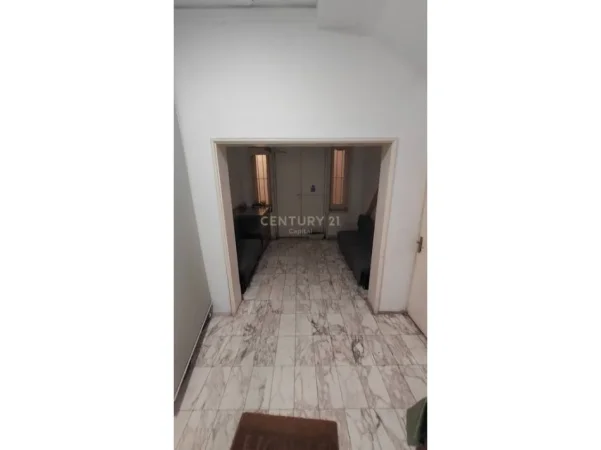 Tirane, jepet me qera zyre Kati 1, 100 m² 1.400 € (Ish Blloku)