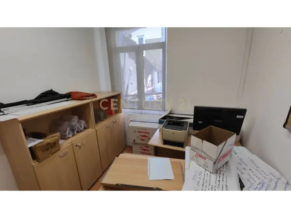 Tirane, jepet me qera zyre Kati 1, 100 m² 1.400 € (Ish Blloku)
