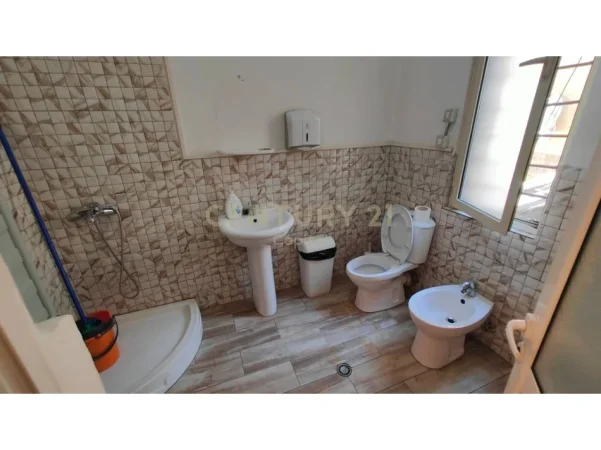 Tirane, jepet me qera zyre Kati 1, 100 m² 1.400 € (Ish Blloku)