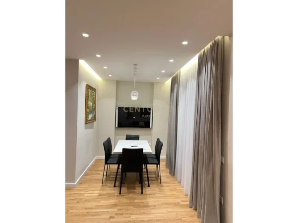 Tirane, jepet me qera apartament 3+1+Aneks+Ballkon Kati 11, 160 m² 2.500 € (Rruga e Kosovareve)