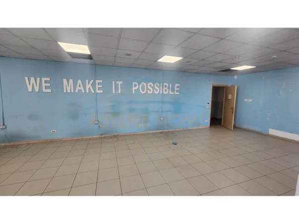 Tirane, jepet me qera ambjent biznesi Kati 4, 200 m² 3.000 € (LSI)