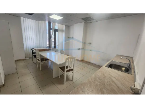 Tirane, jepet me qera ambjent biznesi Kati 4, 200 m² 3.000 € (LSI)