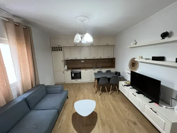 Tirane, jepet me qera apartament 1+1+Aneks+Ballkon Kati 5, 40 m² 600 € (ish blloku)