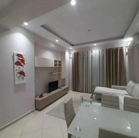 Tirane, jepet me qera apartament 2+1+Ballkon Kati 4, 90 m² 600 € (Kompleksi Golden Park perball Amerikan 3)