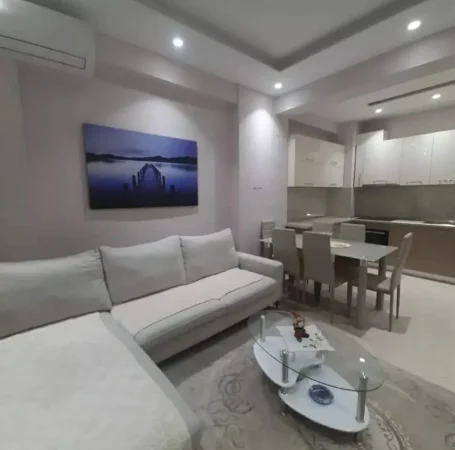 Tirane, jepet me qera apartament 2+1+Ballkon Kati 4, 90 m² 600 € (Kompleksi Golden Park perball Amerikan 3)