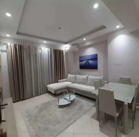 Tirane, jepet me qera apartament 2+1+Ballkon Kati 4, 90 m² 600 € (Kompleksi Golden Park perball Amerikan 3)