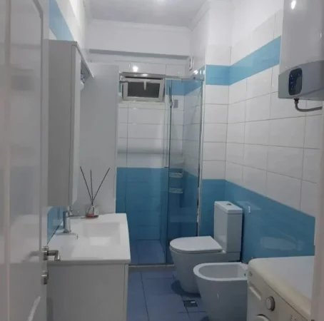 Tirane, jepet me qera apartament 2+1+Ballkon Kati 4, 90 m² 600 € (Kompleksi Golden Park perball Amerikan 3)