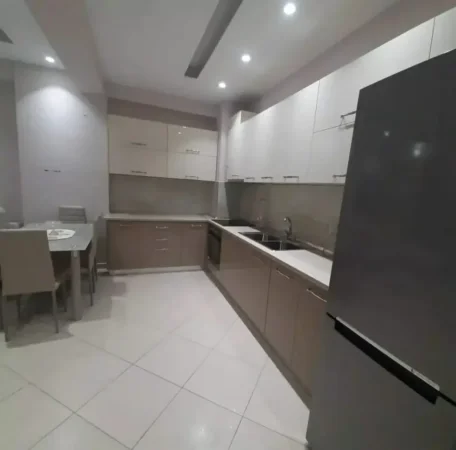 Tirane, jepet me qera apartament 2+1+Ballkon Kati 4, 90 m² 600 € (Kompleksi Golden Park perball Amerikan 3)