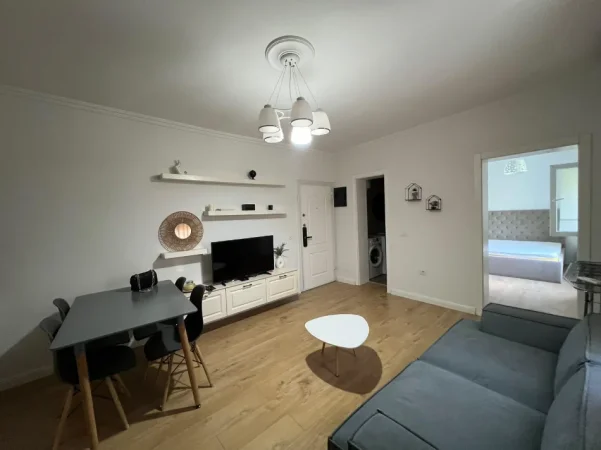 Tirane, jepet me qera apartament 1+1+Aneks+Ballkon Kati 5, 40 m² 600 € (ish blloku)