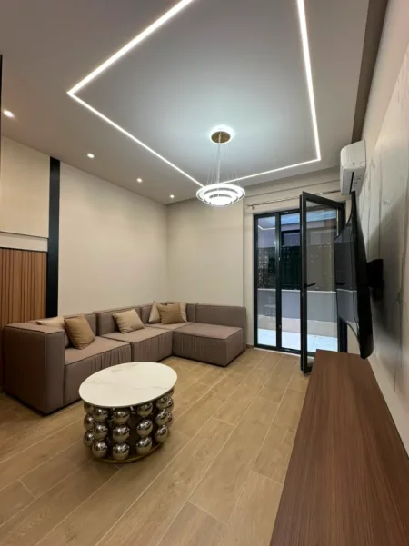 Tirane, jepet me qera apartament 1+1+Ballkon Kati 1, 70 m² 600 € (rruga e elbasanit , kompleksi xheluks)