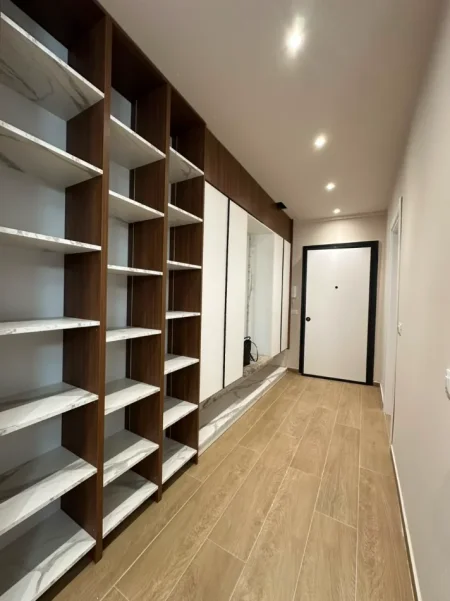 Tirane, jepet me qera apartament 1+1+Ballkon Kati 1, 70 m² 600 € (rruga e elbasanit , kompleksi xheluks)