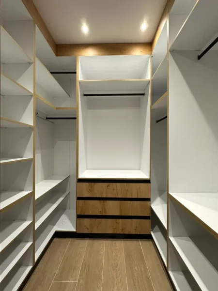 Tirane, jepet me qera apartament 1+1+Ballkon Kati 1, 70 m² 600 € (rruga e elbasanit , kompleksi xheluks)